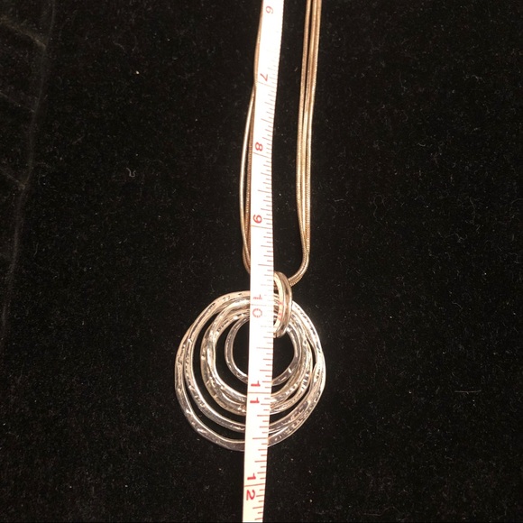 Silver concentric circles necklace - Picture 4 of 4